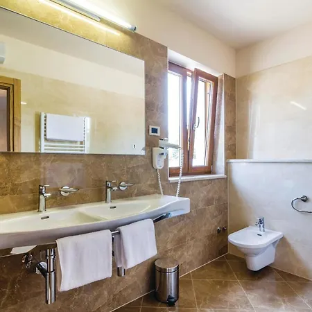 Holiday home 4 Bedroom Beautiful In Turcic Vantacici