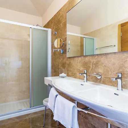 4 Bedroom Beautiful In Turcic * Vantacici