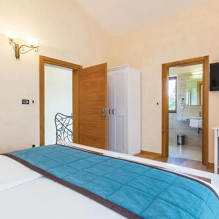 Holiday home 4 Bedroom Beautiful In Turcic