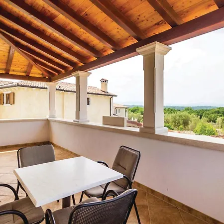 Holiday home 4 Bedroom Beautiful In Turcic Vantacici