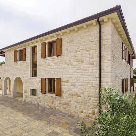 4 Bedroom Beautiful In Turcic Holiday home Vantacici