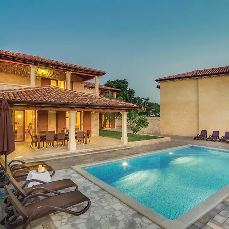 4 Bedroom Beautiful In Turcic Holiday home Vantacici