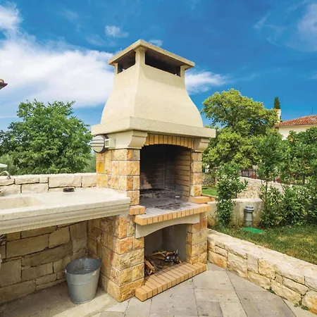 4 Bedroom Beautiful In Turcic Vantacici