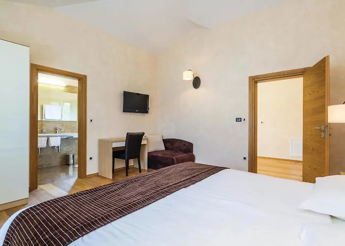 Σπίτι διακοπών 4 Bedroom Beautiful In Turcic Vantacici