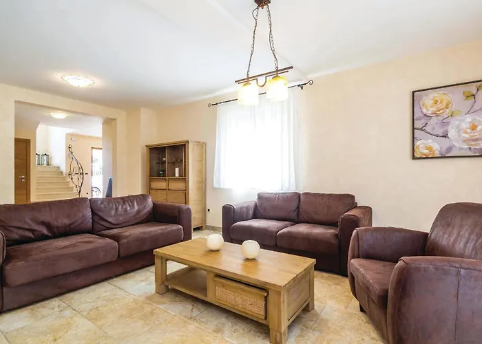 Σπίτι διακοπών 4 Bedroom Beautiful In Turcic Vantacici