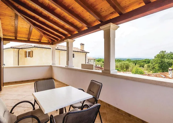 Σπίτι διακοπών 4 Bedroom Beautiful In Turcic Vantacici