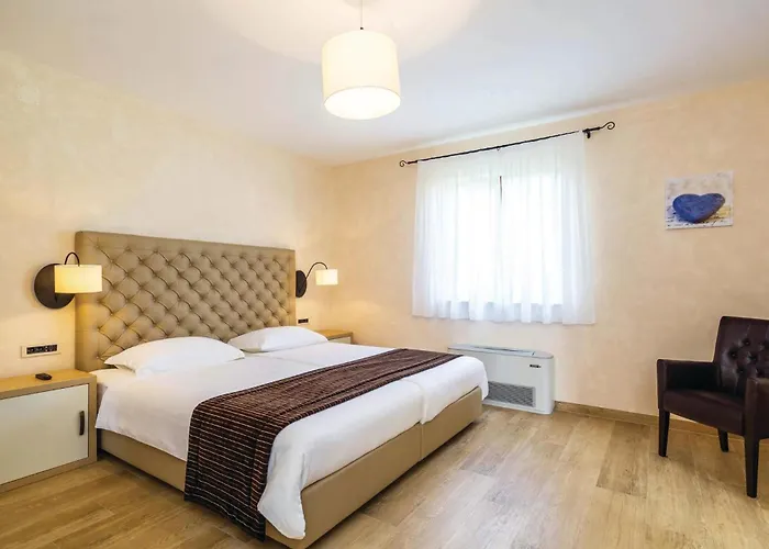 4 Bedroom Beautiful In Turcic * Vantacici