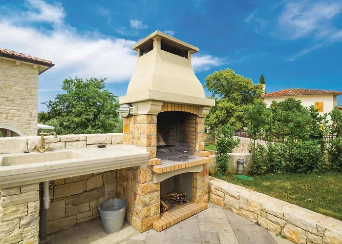 4 Bedroom Beautiful In Turcic Vantacici