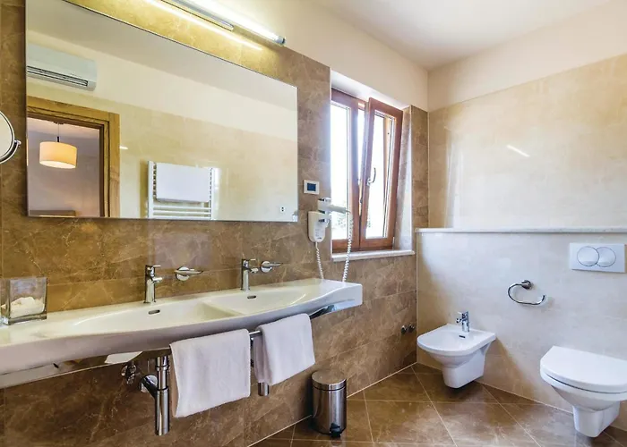 Σπίτι διακοπών 4 Bedroom Beautiful In Turcic Vantacici