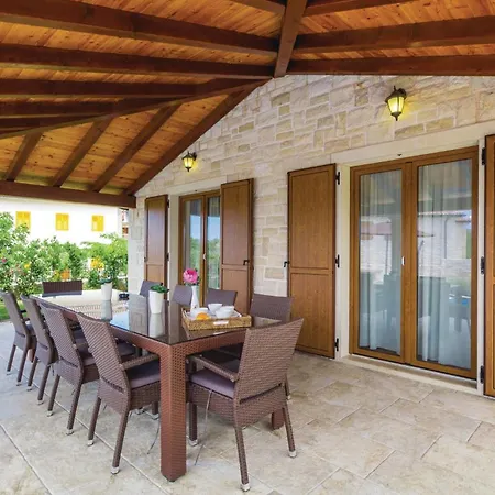 4 Bedroom Beautiful In Turcic Vantacici